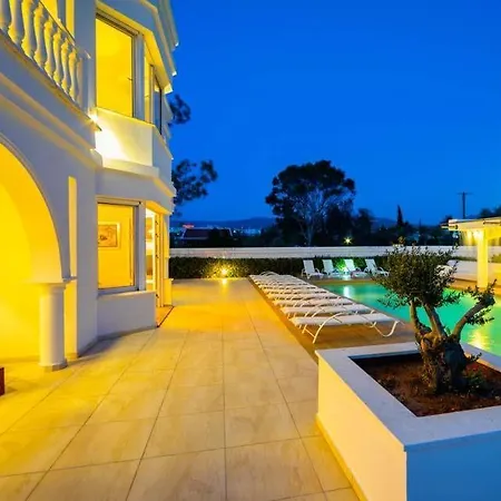 In Sleeps 14 Includes Swimming Pool Air Con And Wifi 7 Peyia
