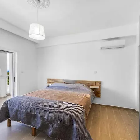 Villa In Sleeps 14 Includes Swimming Pool Air Con And Wifi 7 *