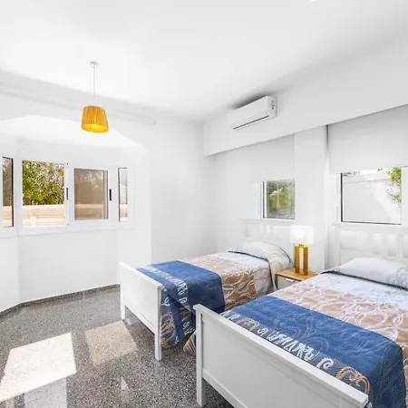 In Sleeps 14 Includes Swimming Pool Air Con And Wifi 7 * Peyia