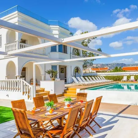 Villa In Sleeps 14 Includes Swimming Pool Air Con And Wifi 7 *