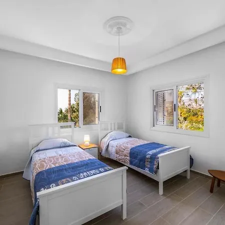 In Sleeps 14 Includes Swimming Pool Air Con And Wifi 7 *