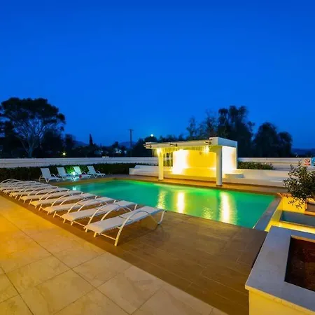 Villa In Sleeps 14 Includes Swimming Pool Air Con And Wifi 7 *