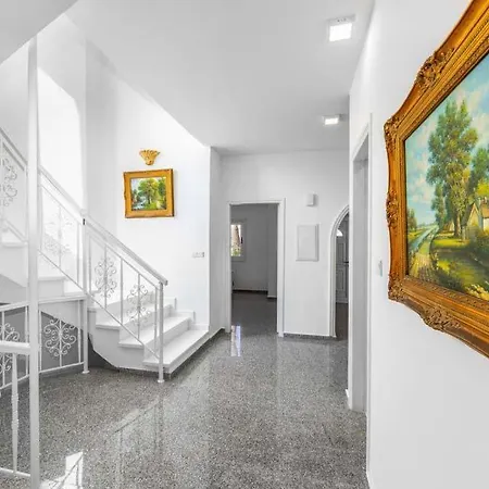 In Sleeps 14 Includes Swimming Pool Air Con And Wifi 7 *