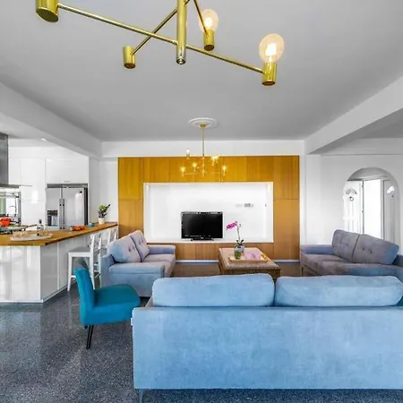 In Sleeps 14 Includes Swimming Pool Air Con And Wifi 7 *
