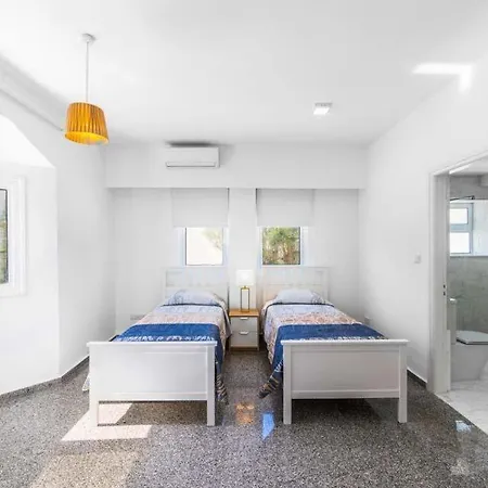 In Sleeps 14 Includes Swimming Pool Air Con And Wifi 7 *